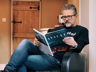 Andy Clarke reading Avaunt magazine